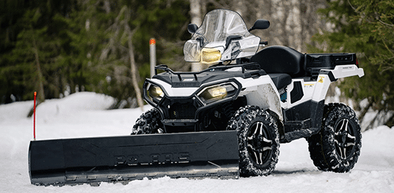 Polaris ATV med brøyteskjær